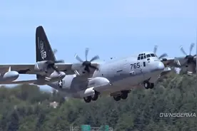 美军KC130空中加油机起飞 该机低空低速性能极佳 可为直升机加油视频封面