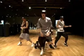 王一博韩国练习生时期考核舞蹈，那时的王一博就那么牛，全程紧盯视频封面