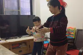 小丸子在家打练太极，被奶奶嫌弃速度太快啦！