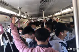 今日昌平线地铁因列车故障停靠了50分钟，又有一大波人上班迟到了视频封面