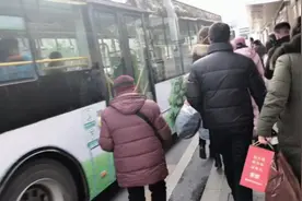 诺诺妈坐的公交车半路坏了，看看司机是怎么解决问题的视频封面