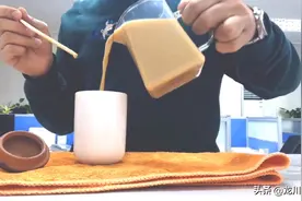 自制港式奶茶就那么简单，熬煮红茶混纯牛奶，健康美味，你会了吗