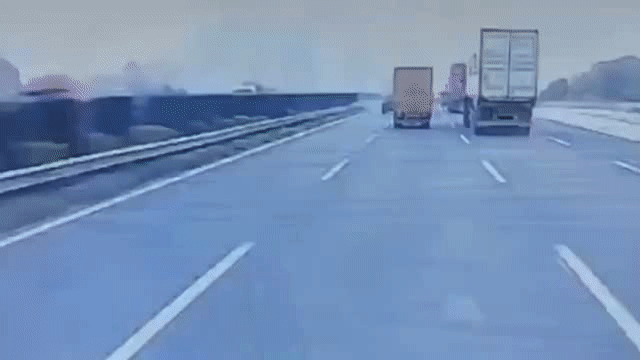 没有时机乱超车！白色SUV在高速上任性变道，把别人害惨了图片