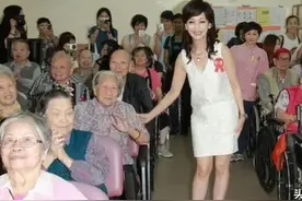 65岁赵雅芝敬老院看望同龄老人，这场面还以为孙女看望奶奶
图片