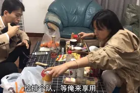 深圳打工妹饿了一天肚子，男友主动买好多甜品满足吃货欲望