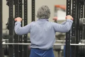 假扮老太太在健身房吊打众人视频封面