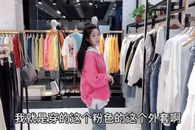 美女试穿白色卫衣搭配三款不同款式外套，那个更时尚好看呢？