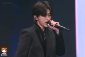 蔡徐坤情人舞台直拍版 #蔡徐坤低奢黑西装#
今晚的坤坤好帅视频封面