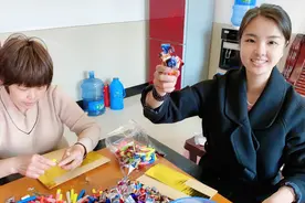 小美过年把家里吃垮了，妈妈做玩具代工，1000个赚6块钱补贴家用