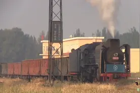 实拍 内蒙古赤峰市元宝山最后的建设蒸汽火车 动力强劲 效率高！