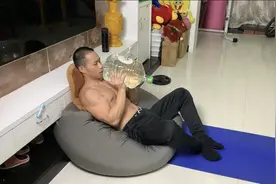 矿泉水桶练胸肌，找到胸部挤压的感觉，在家运动第75天