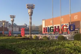 实拍夕阳下的衡水榕花北大街美景疫情过后路上行人车辆也多了起来视频封面