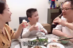 香港普通家庭的晚餐，喝着啤酒畅谈生活，一家人在一起就是幸福