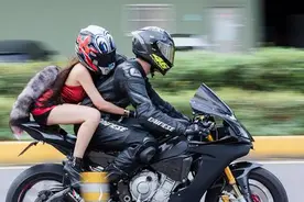 女生教你如何安全乘坐机车后座 带妹子必学！