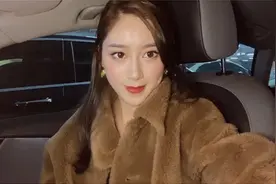 大贝贝裸腿出门喝奶茶遭朋友嫌弃 网友：你对这个冬天有点不尊重视频封面