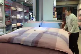 家纺店，把1.5*2.0米的被子装到1.6*2.1米的被套里，让你看下效果