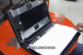 笔记本屏幕坏了想换却不会拆，小伙教你十秒拆开，换屏分分钟的事