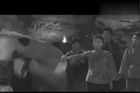 东北女匪张素贞，曾烧杀枪掠，24岁被枪决时众商家给她送吃送喝