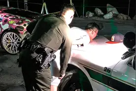 美国富二代围观条子抓人，一不小心黑进警察对讲机频道会怎样？视频封面