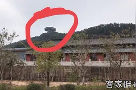 小伙发现山上有一个圆形物体，大家知道是什么东西吗？