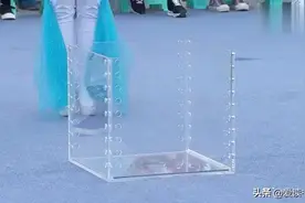 女孩把自己装进箱子里视频封面