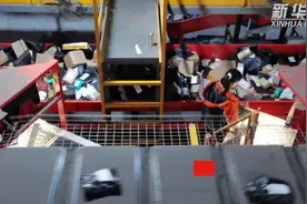 【#你遭遇过快递不告而投吗#？】“小区门口是优共享智能柜