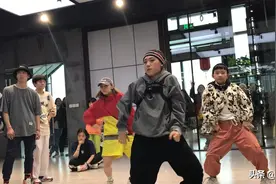 和桃子老师同框，三人配合得太帅了这氛围太爱了！