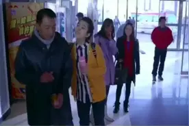 大叔脑插飞刀还淡定就医惊呆众人视频封面