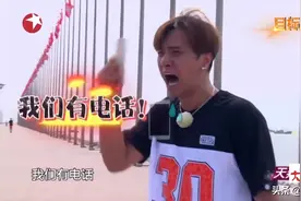 孙红雷：我们用手比啊，看手！罗志祥:你是不是傻？我们有手机啊
