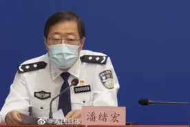 【#民航铁路部门对五类人员实行购票限制#】北京市公安局副局长潘绪红介绍：①民航铁路部门对北京市确诊病例、疑似病例