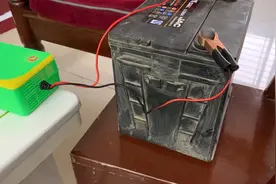 汽车电瓶亏电了，自己拆下来用摩托车电瓶充电器充的试试视频封面