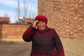 刘奶奶刨萝卜，姨奶奶一旁伴舞，姊妹俩同嫁一个村，没事就串门玩视频封面