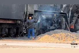 实拍 中国还在服役的建设蒸汽火车 驾驶复杂 光司机就需要四个！视频封面
