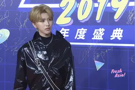 蔡徐坤红毯 蔡徐坤金发 视频封面