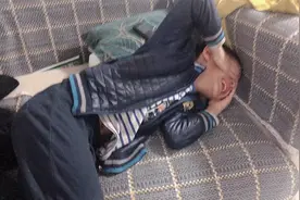 在家不能出门惹儿子哭了，小伙二句话把儿子给哄好了