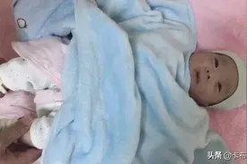 早产宝宝55天打嗝呛奶从鼻子流出喜欢给他做排气操姥姥抱他累到趴视频封面