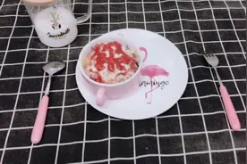 不用烤箱做披萨，披萨杯简单又好做。2分钟微波高火哦~快来围观呀