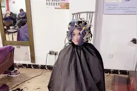 美女带妹妹亲试羊毛卷，没想到效果是这样的，大家觉得好看吗？