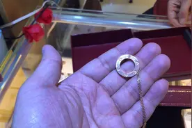 美女要变现一条彩金项链，专柜售价好几万，回收才几千太不划算了视频封面