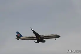 深圳机场附近拍的飞机，每5分钟就有一班飞机在头顶飘过图片