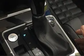 比亚迪全新秦燃油CVT自动挡挂挡操作视屏演示！