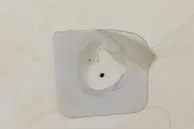 去除粘钩超级简单的方法，手指头弄湿就行