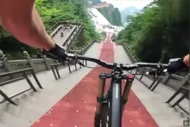 第一人称视角自行车天门山速降，超长楼梯直接就掉下去，惊险刺激视频封面