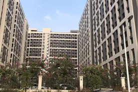 实拍：东莞虎门以纯第二工业园，本土最大的时尚休闲服装品牌视频封面