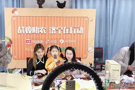 小玉玉在助农直播中和美女姐姐一起演唱歌曲《桥边姑娘》简直醉了视频封面