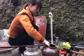 酸杨桃这样泡出来的水不仅可以消食开胃，对咽喉肿痛上火很有效果