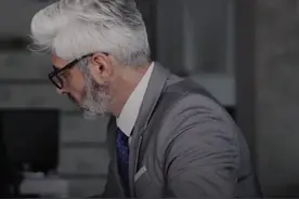 为什么会一夜白头？

压力是头发变白的一个重要原因，虽然抽烟