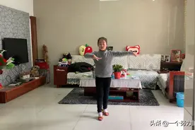 一年级的孩子学着大人的样子跳伦巴