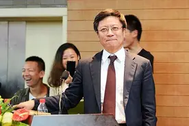 融创中国创始人孙宏斌创业之路比史玉柱还传奇，跌倒了就爬起来！视频封面