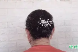 50岁到60岁的妈妈这样盘发，妈妈们头发稀少，这样扎显发量多